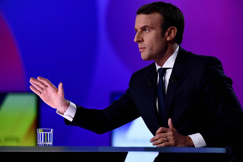 Emannuel Macron, sağ ve sol partilerin yaşadığı kriz karşısında en güçlü alternatif olarak öne çıktı.