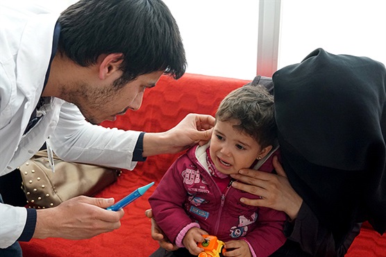 İHH, duyma yetisini kaybedenleri tedavi ediyor.