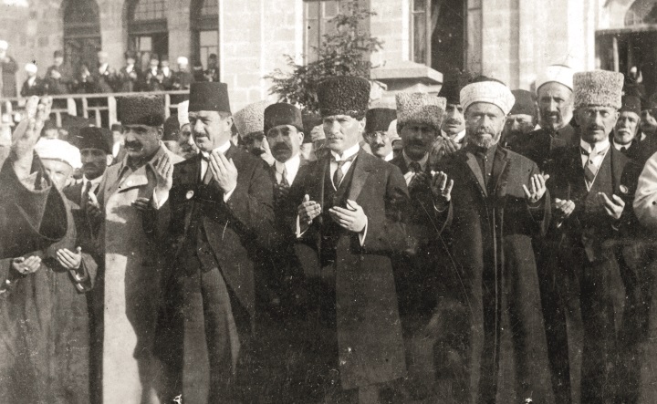 Atatürk , Türk'ün milli dini olarak İslamiyet'i Türkleştirmek istiyordu . Bu proje çerçevesinde Türkçe ibadet gündeme geldi.