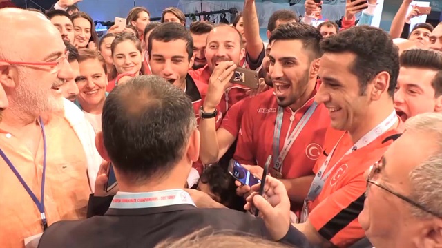 Cumhurbaşkanı Erdoğan'dan şampiyon karatecilere tebrik