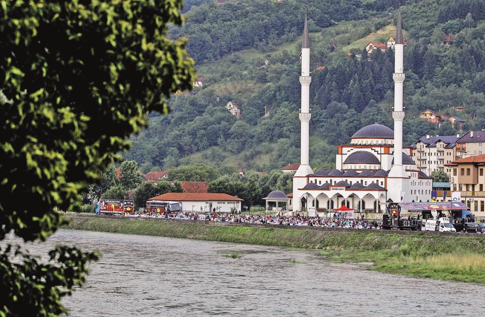 Yıkılan cami ve diğer dini yapıların yanı sıra savaş sırasında yüzden fazla imam da öldürüldü.