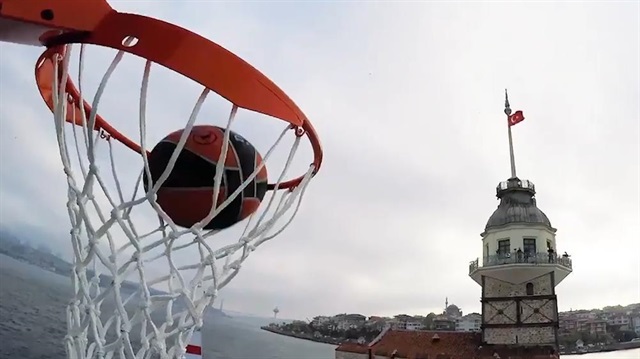 Kız Kulesi’nden gemiye boğaz rüzgarında basket attılar!