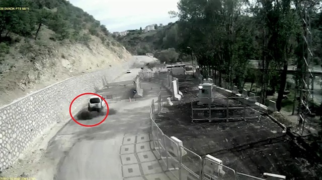 Güvenlik güçlerince vurulan PKK'lı teröristin kendini patlatma anı