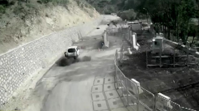 Polis noktasına yapılan intihar saldırısı güvenlik kameralarına yansıdı