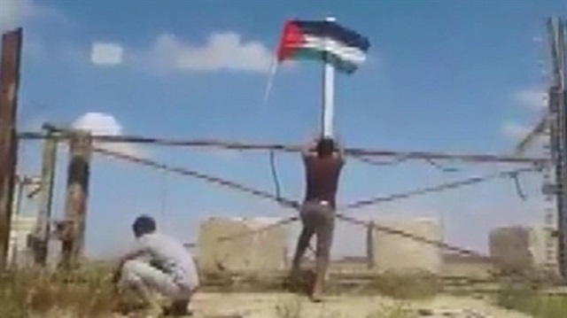 İsrail'in askeri kapısına, Filistin bayrağını astılar