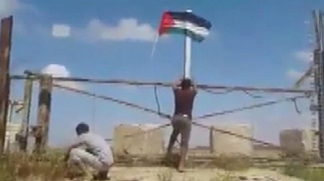 İsrail’in askeri kapısına Filistin bayrağını astılar