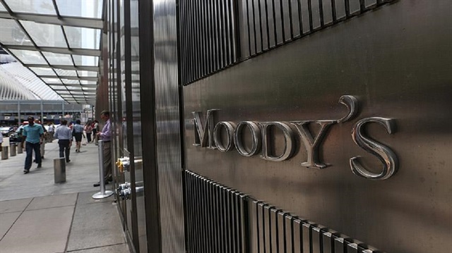 China Downgrade Trims Stocks, Yuan as Moody's Cautions on Growth and Debt