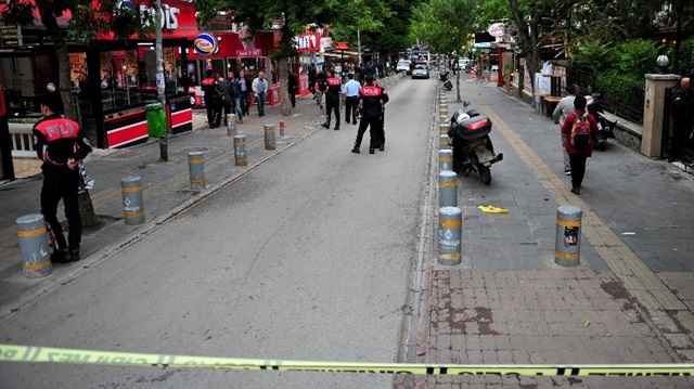Polis bomba ihbarı yapılan bölgeyi kapattı.