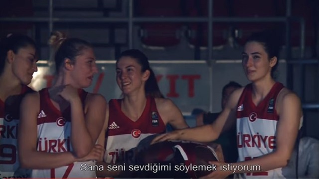 Maç sonrasında ışıkların kapanması ile karanlıkta kalan A Milli Kadın Basketbol Takımımız önce babalarının duygusal mesajlarını izlediler, sonra da bir anda perdenin kalkması ile babalarını karşılarında buldular.