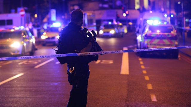 Londra'da bir kişi aracını yayaların üzerine sürdü