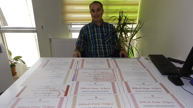 Okuma aşığı olan Dr. Hayati Ortaeskinazi, toplamda 11 diploma aldı.