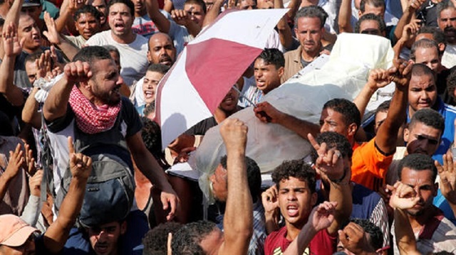 Ölen kişinin cenaze töreninde protesto gösterileri sürdü.