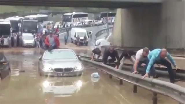 Bazı vatandaşlar demir bariyerlerde yürüdü.