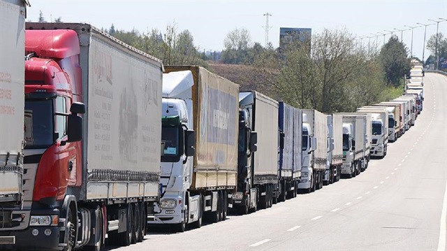 Kapıkule'de 14 kilometrelik tır kuyruğu oluştu.