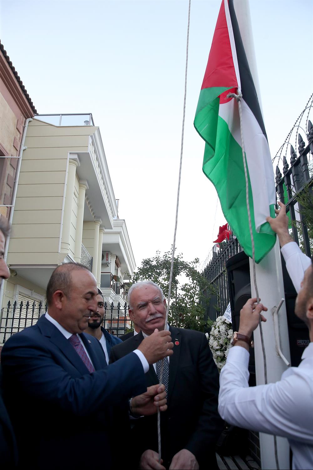Çavuşoğlu ve Maliki, Filistin bayrağını birlikte ngöndere çekti. n