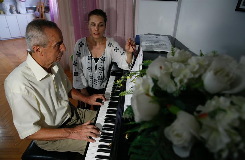 Piyanist Taksici Yolcularn Klasik Mzikle Arlyor ile ilgili grsel sonucu