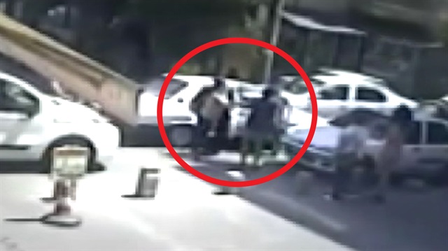 İki kadının trafik tartışması tekme tokat kavgaya dönüştü!