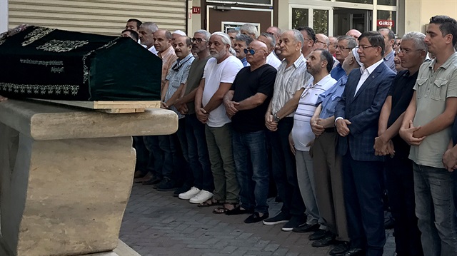 Davutoğlu, teyzesinin kızının cenazesine katıldı