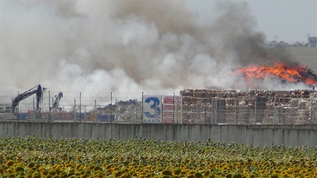 Tekirdağ'ın hurda kağıt deposunda çıkan yangın söndürüldü.