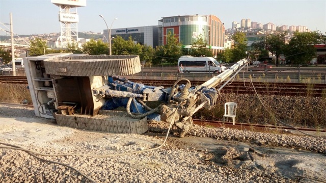 Sondaj makinesi tren yoluna devrildi.
