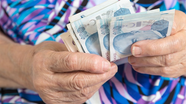 Borcunu peşin ödeyip hemen emekli olmak isteyen ancak nakit sıkıntısı yaşayan Bağ-Kur'lular için düşük faizli kredi imkanı da var.