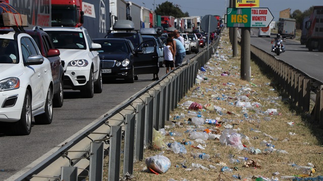 Sınır kapılarında oluşan uzun kuyruklarla birlikte yol kenarları çöple doldu.