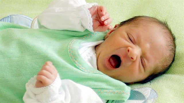 Çocuklarda uykunun olgunlaşması ilk 6 ayda gerçekleştiği için ilk 6 ayda öneriler dışında bir müdahale önerilmiyor.