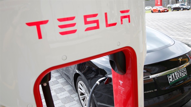 Tesla, Irma kasırgasından etkilenenler için bir güncelleme ile araçların kapasitesini yükselteceğini açıkladı.