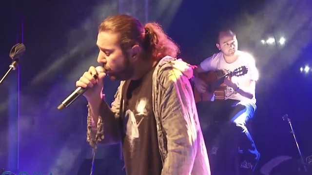 Babası vefat eden Halil Sezai, konserine devam etti.