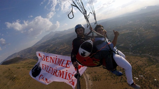 Çılgın aşıktan havada evlenme teklifi