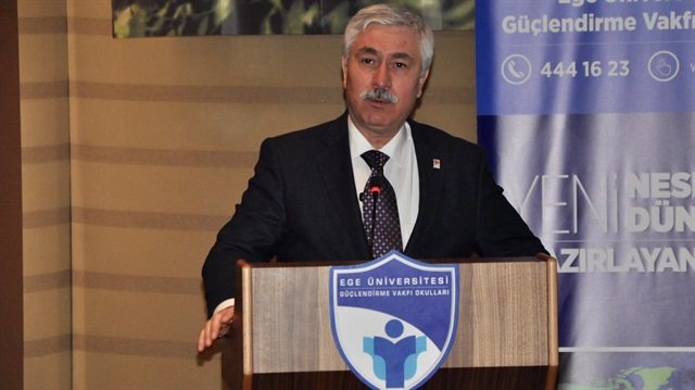 Ege Üniversitesi eski rektörü Cüneyt Hoşcoşkun'un, Erdoğan ile arasında muhabbet oluşması için muska yaptırdığı ortaya çıktı.