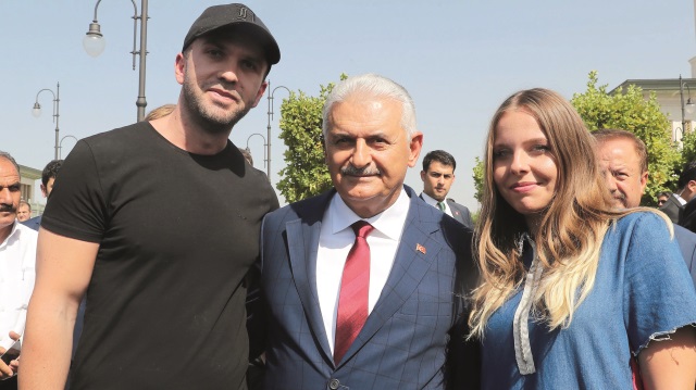 Başbakan Yıldırım, cami çıkışında vatandaşlar sohbet etti ve hatıra fotoğrafı çektirdi.