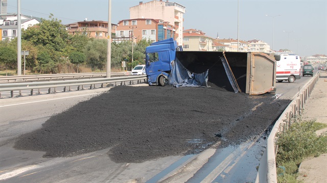 Kocaeli'de asfalt yüklü kamyon devrildi: 1 yaralı