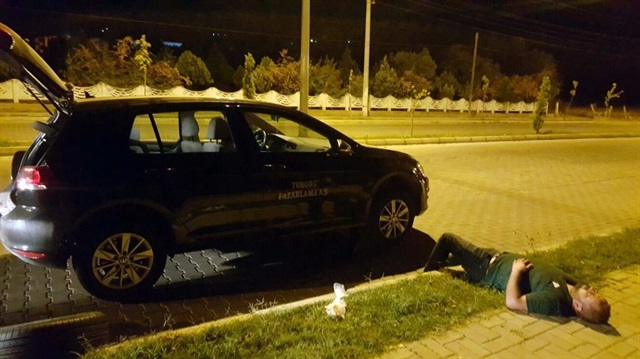 Patlayan lastiği değiştirirken yolda sızıp kaldılar