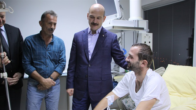 İçişleri Bakanı Soylu yaralı polisi ziyaret etti