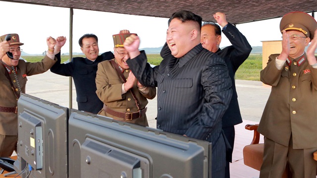 Dünyanın tepkilerine rağmen tarihinin en büyük füze denemesini gerçekleştiren Kuzey Kore lideri Kim Jong Un generalleri ile kutlama yaptı.