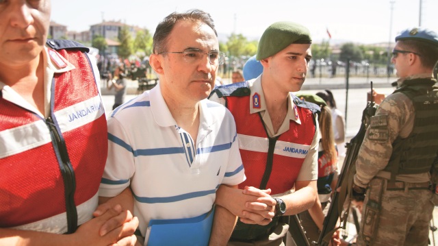 Cuntacı Hakan Evrim
mahkeme salonuna
böyle getirilmişti.