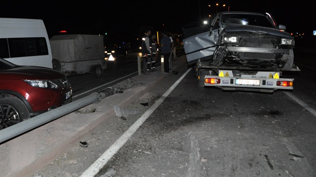 5 aracın karıştığı kazanın meydana geldiği yol bir süre trafiğe kapatıldı.
