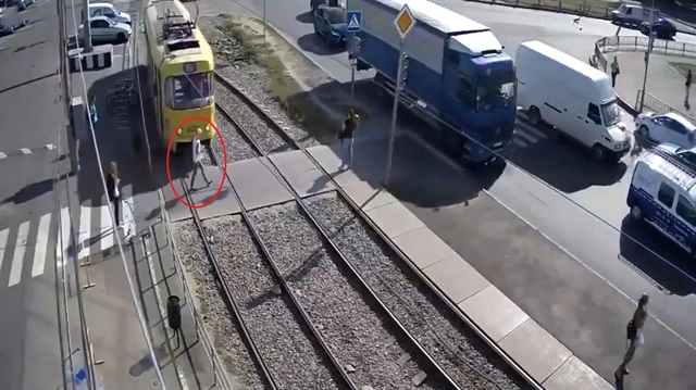 Telefonla konuşurken tramvayın altında kaldı!