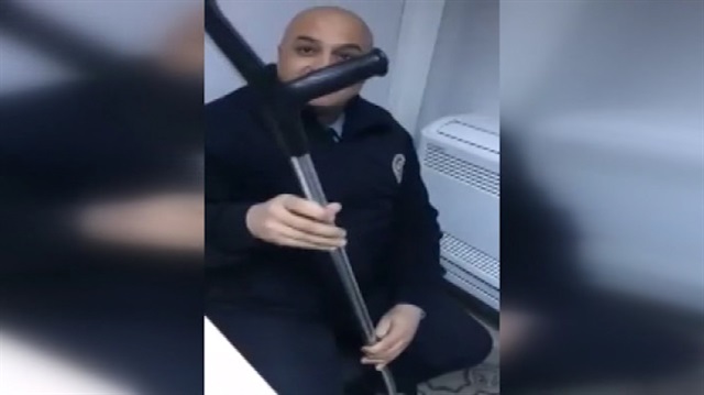 Sakat numarası yapan adamın bastonunda ile ilgili görsel sonucu