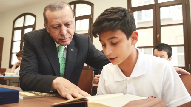 Cumhurbaşkanı Tayyip Erdoğan, Fatih’te kendi adını taşıyan Anadolu İmam Hatip Lisesi’nin açılış törenine katıldı.