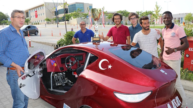 Üniversitenin Elektrikli Araç Laboratuvarı'nda üretilen, kilometrede 2,5 kuruş elektrik tüketen aracın 1 kuruş sınırının altına çekilmesi konusunda çalışmalar devam ediyor.