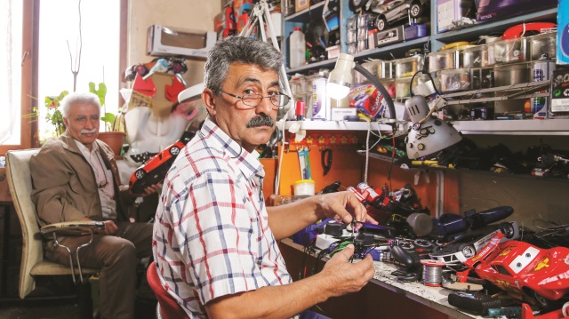 67 yaşındaki oyuncak tamircisi Mustafa Nacar: Oyuncaklarla
ilk biz oynarız