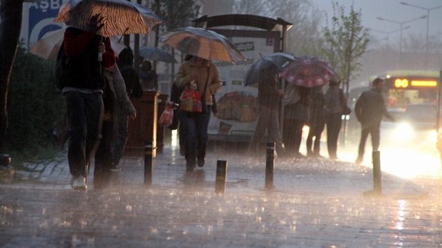 Meteoroloji, Karadeniz'in doğusu ve Doğu Anadolu bölgesi için sağanak yağış uyarısı yaptı.