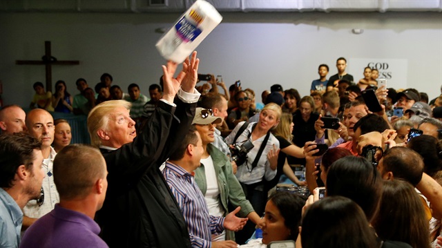 Donald Trump, Porto Riko'da Maria kasırgasının mağdurlarına kağıt havlu dağıttı.