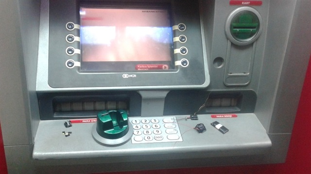 ATM'ye dolandırıcılar tarafından yerleştirilen düzenek söküldü.