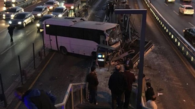 Metrobüs yolunda kaza: Servis aracı durağa çarptı.