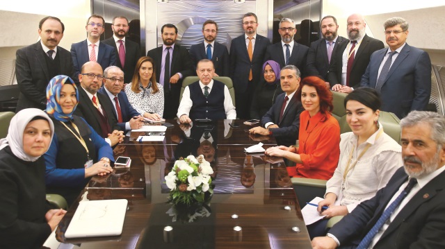 Cumhurbaşkanı Tayyip Erdoğan, Ukrayna ve Sırbistan ziyaretlerinin ardından Türkiye’ye dönüş yolunda beraberindeki gazetecilere önemli açıklamalarda bulundu.