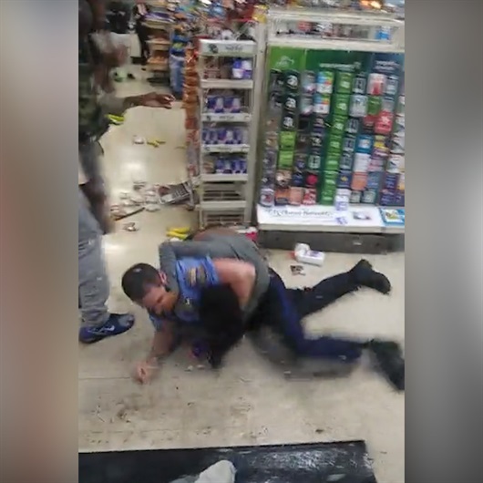 Marketi birbirine katan kadın hırsızın polisle yumruk yumruğa kavgası