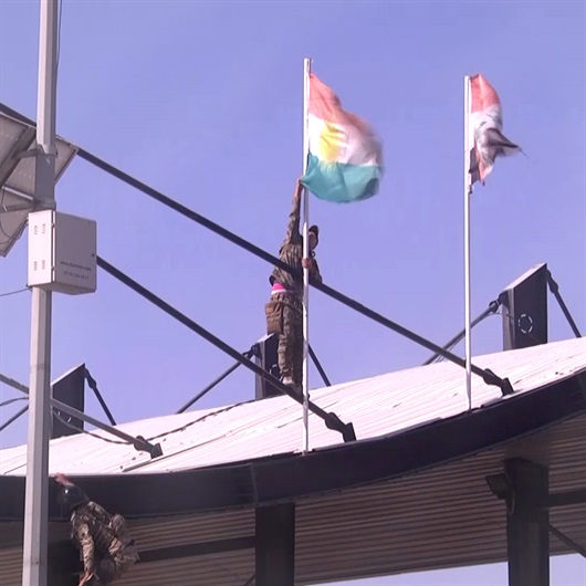 Kontrol noktasındaki paçavrayı Irak güçleri böyle indirdi!